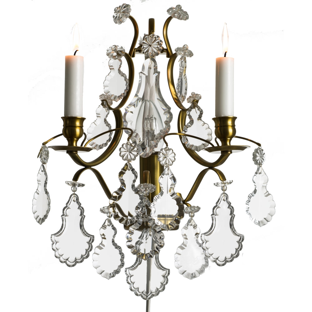 Rococo wall sconce in brass with pendeloque shaped crystals (width 32cm/13 inches)